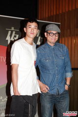 组图：曾国祥望带女友见家长 曾志伟对其印象佳