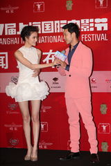 组图：《美人邦》亮相上影节 刘雨欣携手立威廉