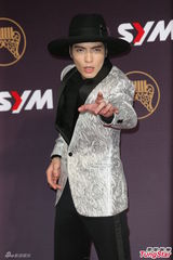 组图：萧敬腾复古宽檐帽 静若凤飞飞动如MJ