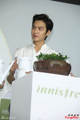 组图：长腿男神李敏镐旋风访台 吐舌卖萌玩不停