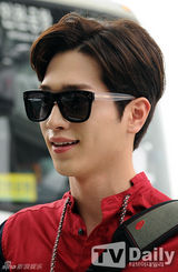 组图：韩星朴珉宇徐康俊休闲装扮现身机场