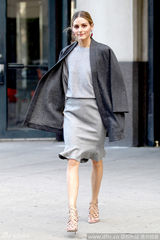 纽约名媛奥利维亚-帕勒莫灰裙踩细跟 流苏手包时尚(图)