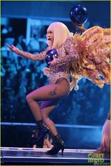 组图:Lady Gaga巡演战衣奢华 白发魔女造型冷艳