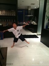 组图：威廉弟弟耍宝抠脚 王子总裁范变蛇精病