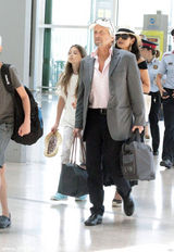 组图：道格拉斯全家抵机场 泽塔琼斯小露香肩