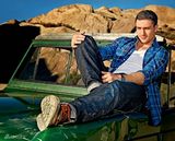 组图：快银惨遭美队袭胸 写真秀肌肉壮硕不输人