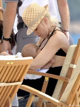 组图：格温史蒂芬妮携子度假 海滩解衣大方哺乳