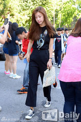 组图：4minute泫雅参加彩排 戴墨镜尽显女王风范