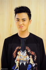 组图：余少群卖萌玩不停 霸气皇帝变萌神