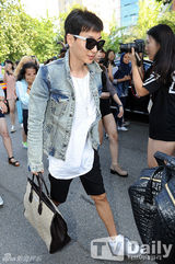 组图：Super Junior回归赴电视台彩排 粉丝围堵拍照忙