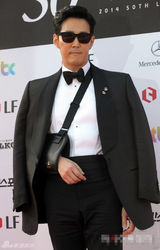 组图：李政宰轻伤不下红毯 墨镜西装迷倒一片