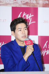 独家：韩星尹珍睿镂空白裙出席试映显优雅