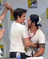 组图：《少狼》剧组基情四射 三帅哥关系复杂