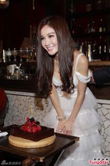 组图：温碧霞48岁生日娇羞似少女 与老公激吻