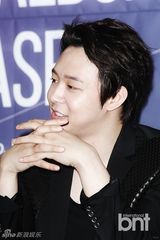 组图：JYJ举行新专发布会 露胸肌秀性感