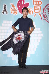 组图：捐款争议多 炎亚纶称爱心不该挑时间