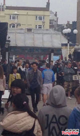 组图：张智霖与郭采洁游公园拍摄 赞对方有潜质