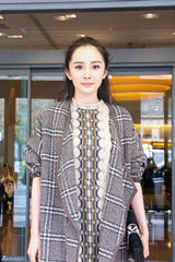 组图：杨幂赶场看秀 造型优雅清新获赞蜕变