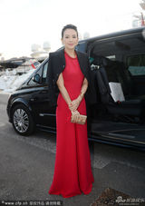 组图：章子怡宴请中法好友聚餐 红裙美艳大气