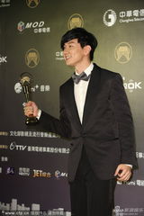 组图：林俊杰4度入围金曲终封王 激动连吻奖杯