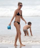 组图：辣妈邦辰比基尼度假 一人抱俩娃变女汉子