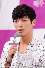 组图：刘仁娜出席发布会 高腰短裙秀美腿