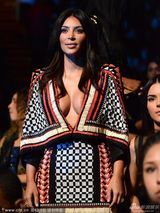 组图：卡戴珊露酥胸与家族两姐妹台下贴脸深拥