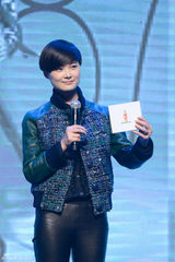 组图：李宇春成都站见面会 “功夫熊猫”来砸场