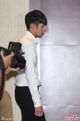 组图：柯震东台北道歉会气色不佳 情绪较为镇定