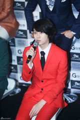 独家：SJ变彩虹团 希澈特立独行偏爱剪刀手