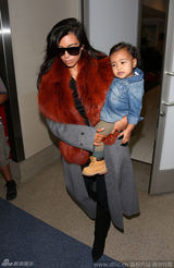 组图：卡戴珊收起性感变贵妇 奢华皮草抱娃现身