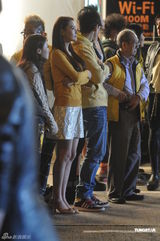 组图：《喜上加囍》杀青封街 数百群众演员街头热舞