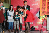 组图：杨怡罗仲谦现身拜年 坦承已见家长