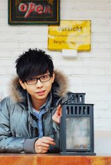 组图：胡夏台湾录新碟 清泉王子深秋卖萌