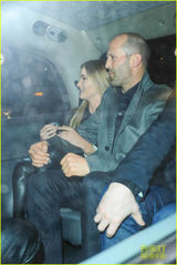 组图：超模罗茜与男友斯坦森约会 车内撒娇索吻