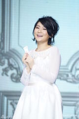 组图：Selina复出代言白裙黑丝袜亮相