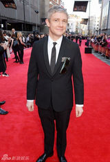 组图：“华生”马丁墨镜摆酷 惜败戏剧奖无笑容