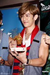 飞轮海化身列车长 带海外粉丝体验铁道之旅(图)