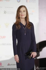 组图：法国著名女星于佩尔蓝裙优雅现身