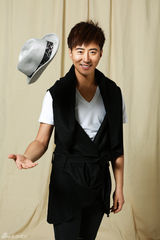 组图：高梓淇写真曝光 温暖型男上演帽子戏法