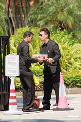 组图：张柏芝喜气红衣携两子参加弟弟婚礼