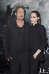 组图：朱莉造访约旦难民营 蹲地倾听孩子心声