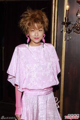 组图：何超仪80年造型发新歌 向梅艳芳等致敬