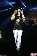 组图：吴建豪柯有伦代言走秀主打摇滚风