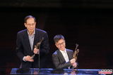 组图：导演王家卫为吕丽桦高天宙颁专业精神奖