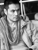 组图：邵兵登封面展笑容剖心声 好角色缘于体验