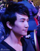 组图：许诺压轴献唱慈善夜 马天宇现场助阵