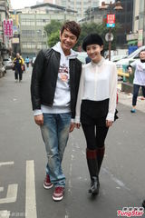 组图：李康宜拜神求票房 爱情长跑结婚顺其自然