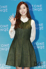 组图：少女时代Jessica出席签名会白衫皮裙时尚