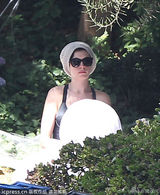 组图：安妮-海瑟薇深V长裙前胸大开 准备万圣节